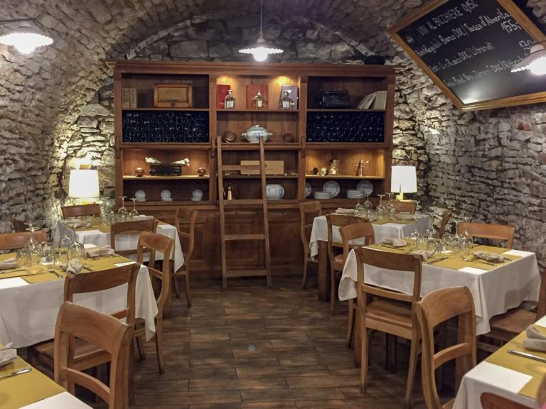 Alriso - downstairs seating